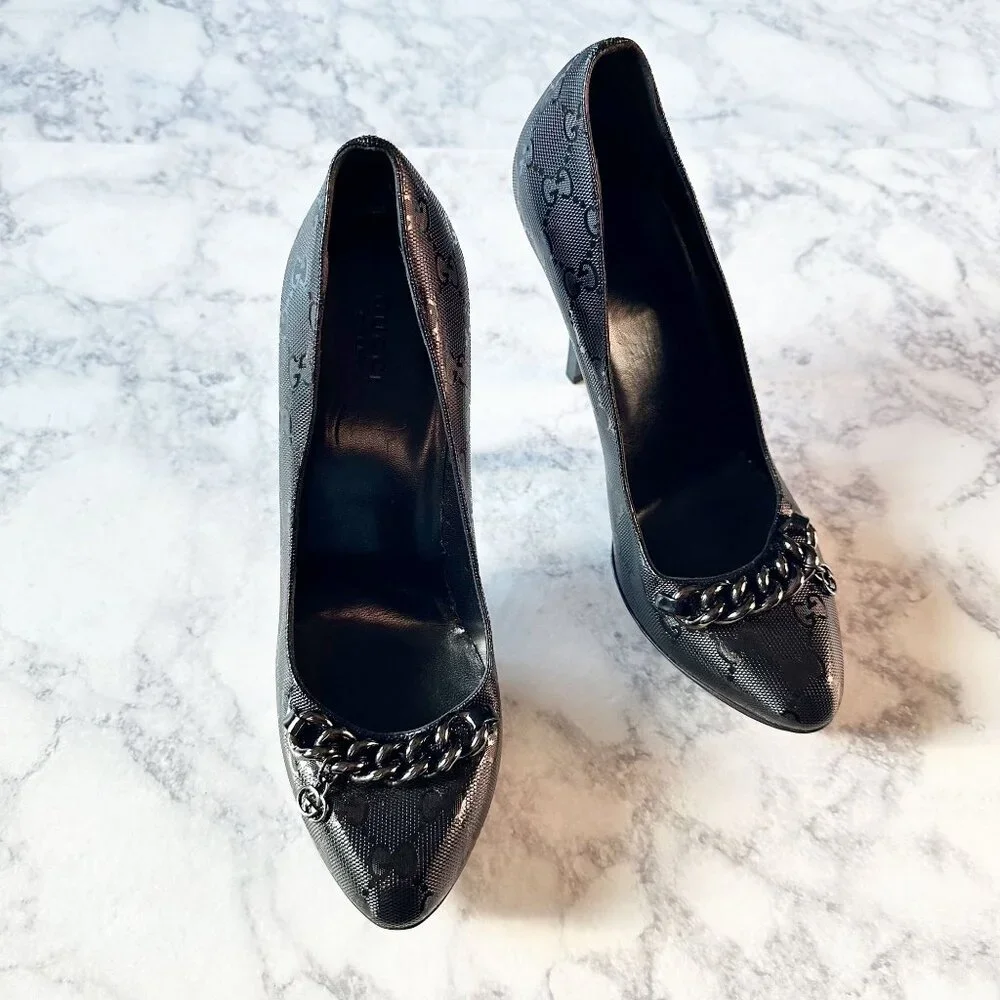 Gucci GG Imprime Black Leather Chain Charm Pumps - Picture 2 of 15